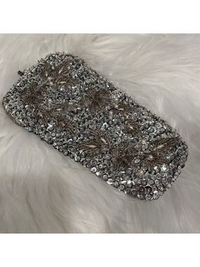 LE SOIR Vintage Silver Sequin Eyeglass Case Kiss Closure Satin Interior Occasion